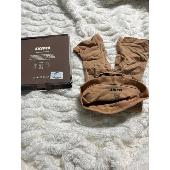 SKIMS-SEAMLESS SCULPT HIGH-WAISTED ABOVE THE KNEE SHORT - Picture 4 of 4